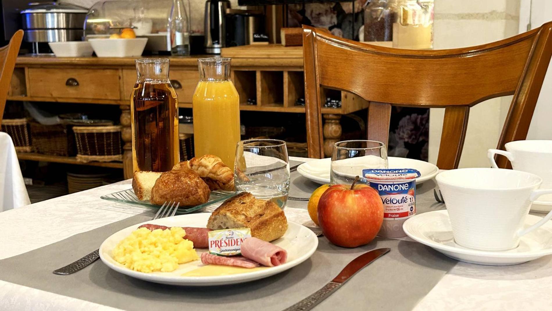 Logis Le Colombien - Et Restaurant Hotel