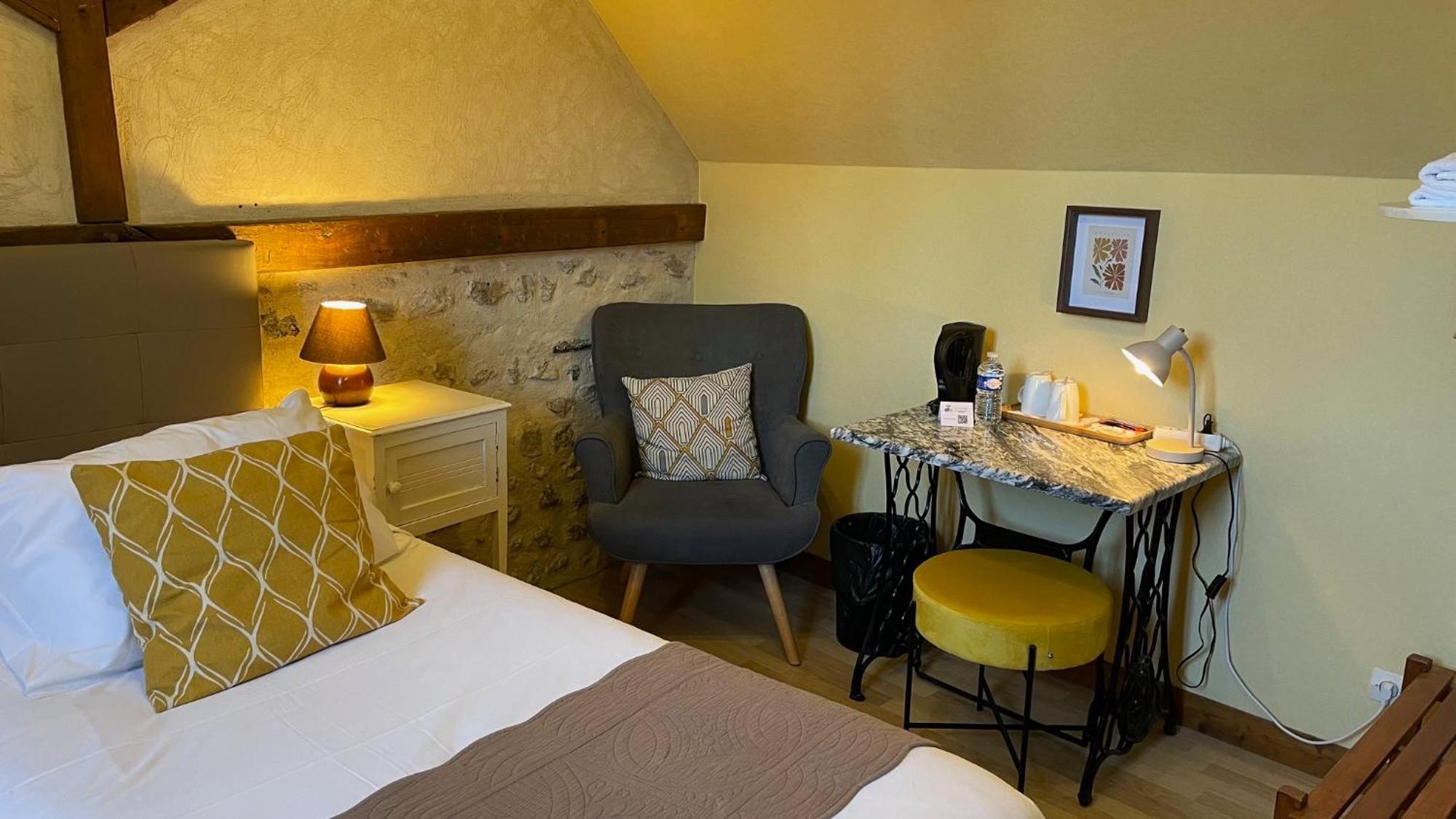 Logis Le Colombien - Et Restaurant Hotel