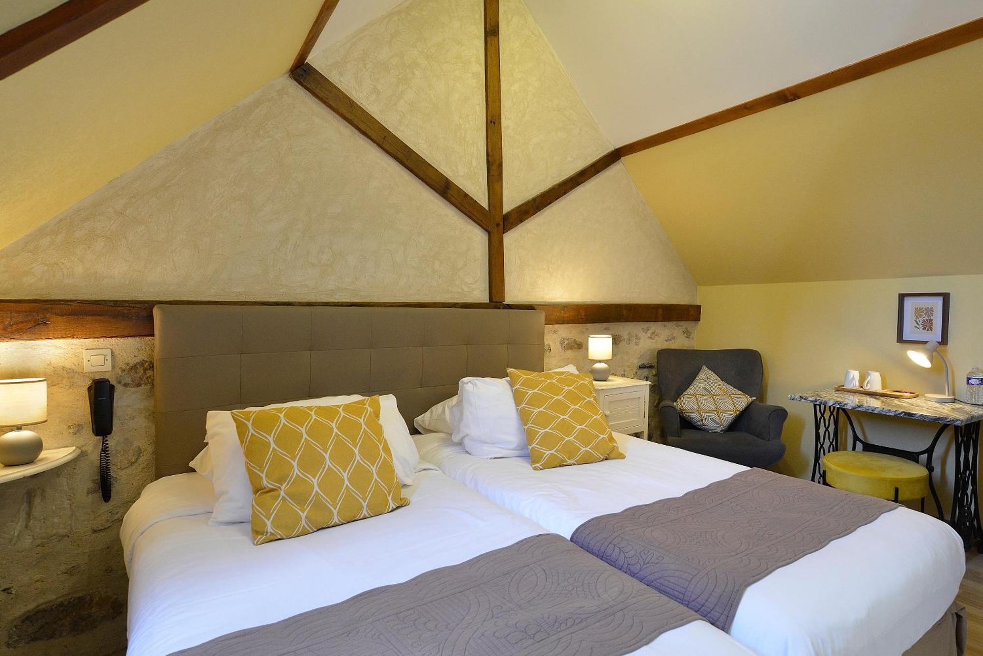 Logis Le Colombien - Et Restaurant Hotel
